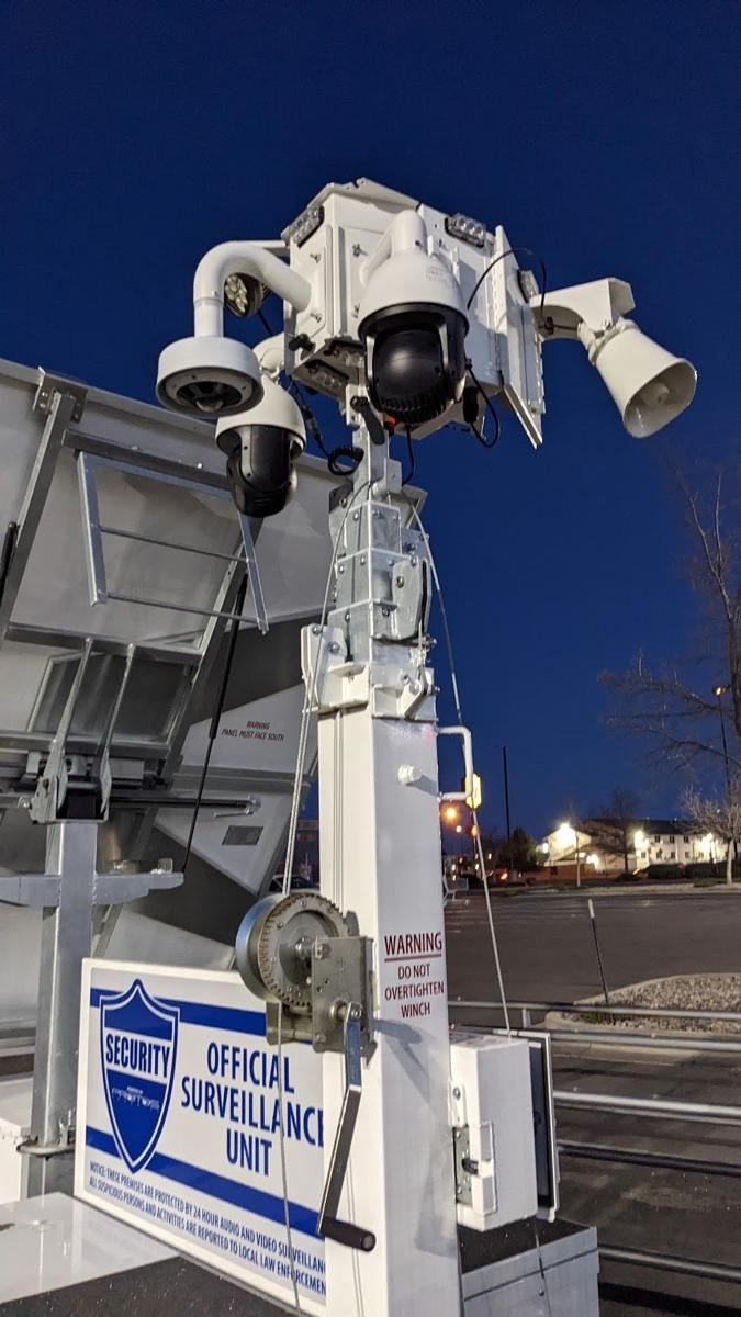 Mast head with several cameras and a speaker